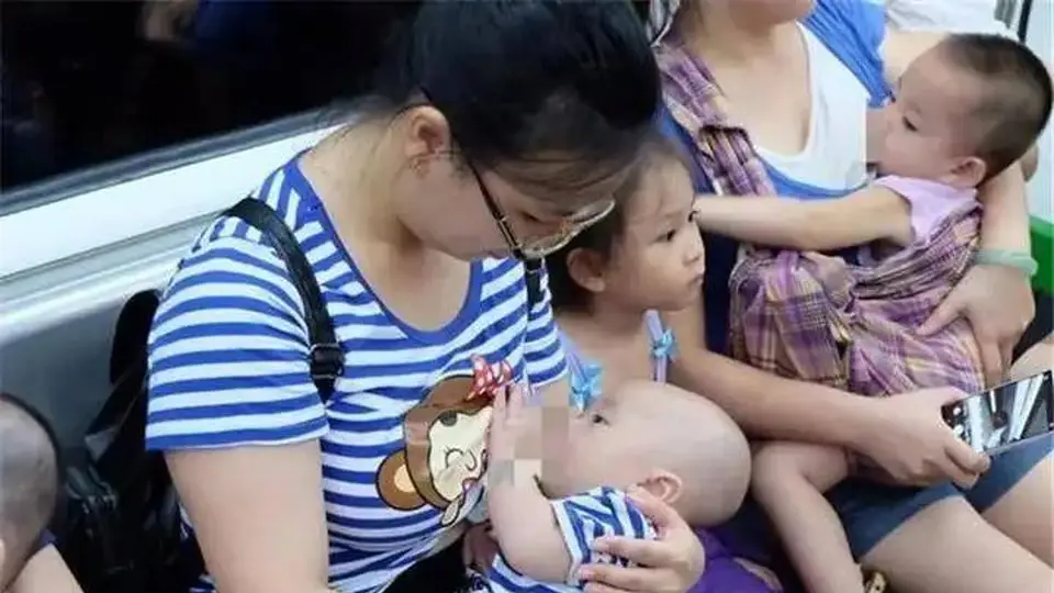 新手妈妈地铁喂奶遭指责,大妈怒怼:谁不是妈妈喂大的!