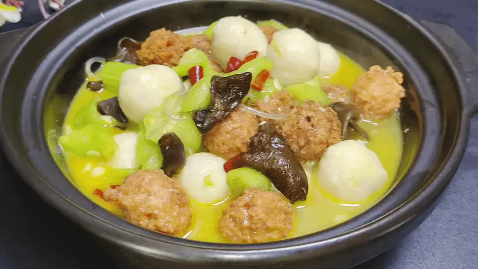 丝瓜木耳炖丸子：简单食材炖出美味下饭菜