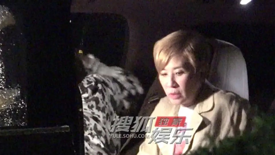 吴君如深夜收工返酒店 行程紧 vẫn神采奕奕