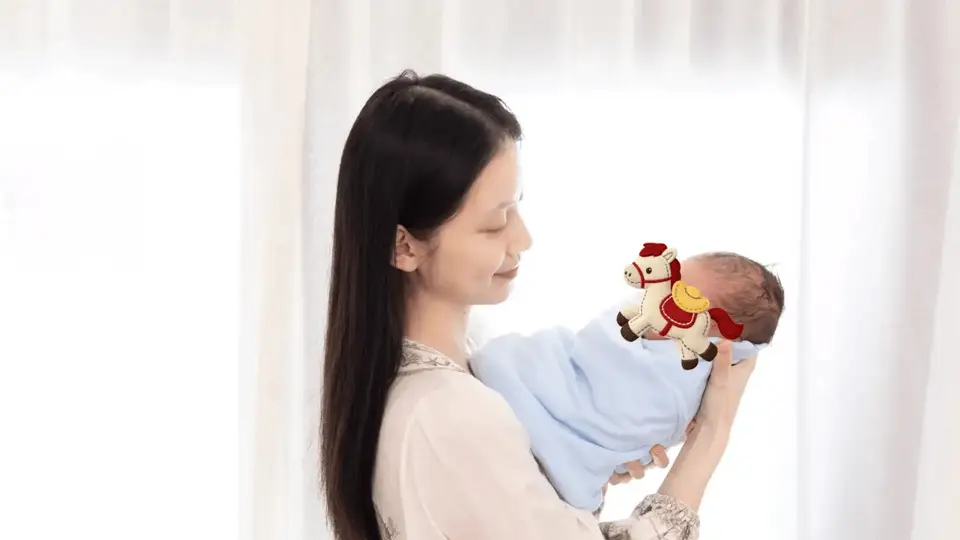 孙伊涵分享新晋宝妈日常 怀抱宝宝流露满满幸福