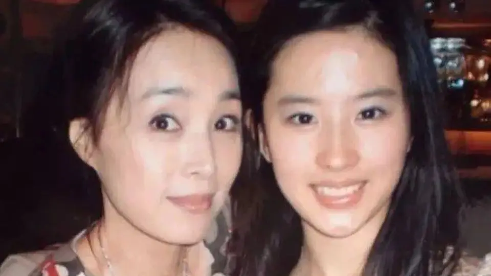 刘亦菲早年跟小姨合影，无美颜滤镜的年代，小姨竟比妈妈还漂亮！