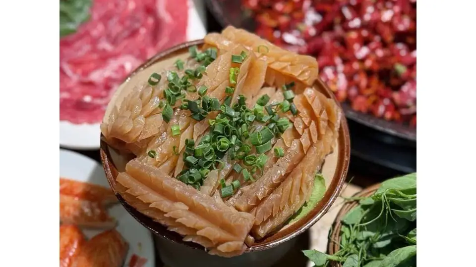 重庆社区火锅店的现炒底鲜香直戳鼻尖 街坊熟客抢着蹲的烟火气聚餐宝地