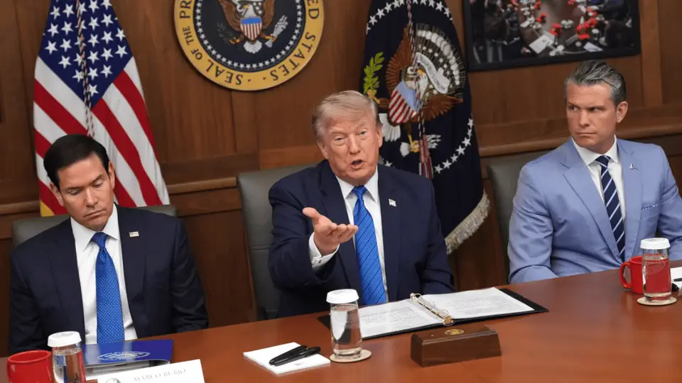 霍尔木兹海峡通行受阻之际 特朗普宣布新一轮对伊军事打击计划 表态强硬仍留谈判余地