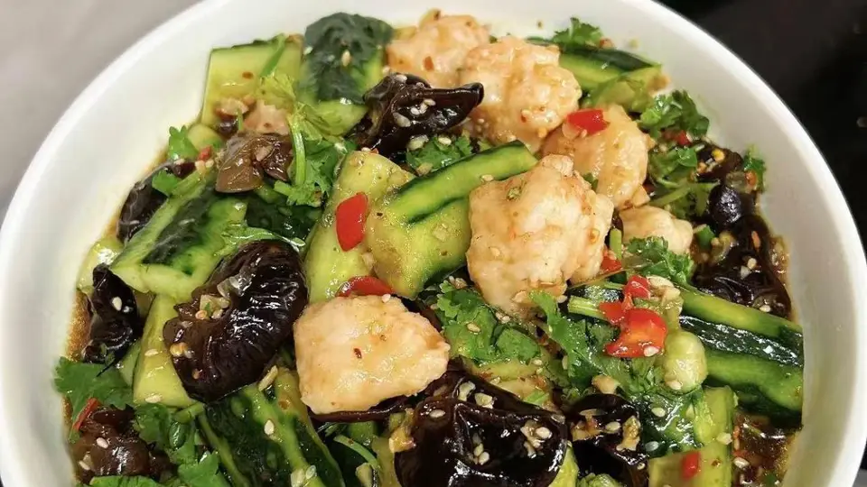 跟着我做鲜辣酸爽的凉拌虾滑黄瓜木耳，新手也能轻松上手，好吃到家人抢着做！