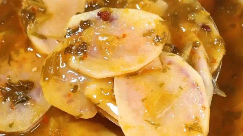 来重庆春日家庭饭桌凑一桌!亲手做一碗坛中酸菜炒脆土豆,解锁下饭经典小炒