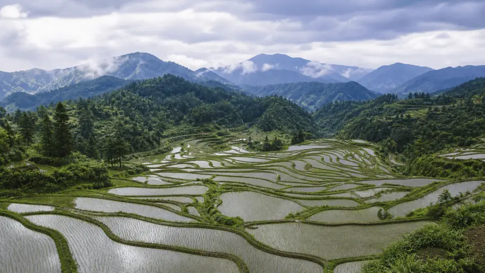 来加榜梯田就得这么玩！跟着光影节奏从早到晚，住村落慢逛才是真享旅途
