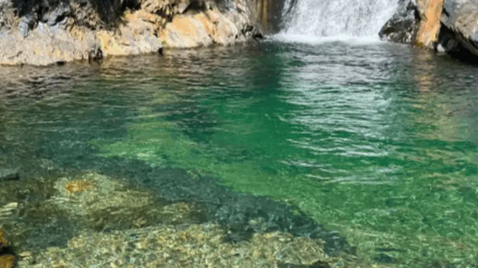 湘鄂交界通城深山藏清凉秘境 游客可侧身穿水帘赴一场山谷盛夏治愈之约