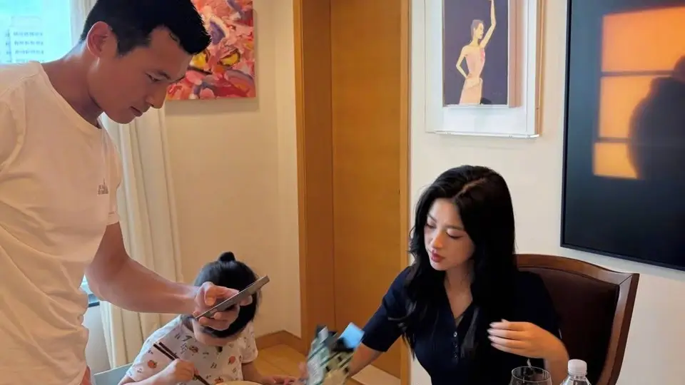 5日朱珠晒日常啦！和老公女儿共进午餐的温馨瞬间，还有女儿躺沙发、自己陪娃聊天的画面太有参与感