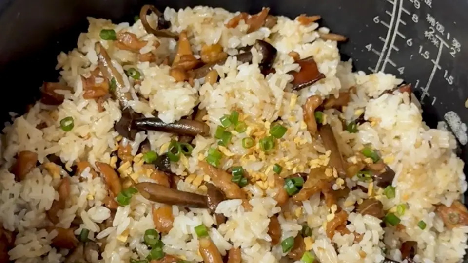 菌香鸡油焖饭DIY:一锅焖出的家常鲜味