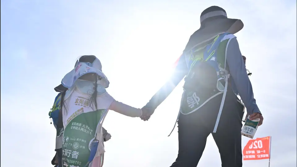 走完一场戈壁徒步团建后，很多人记住的不是公里数，而是身边那些