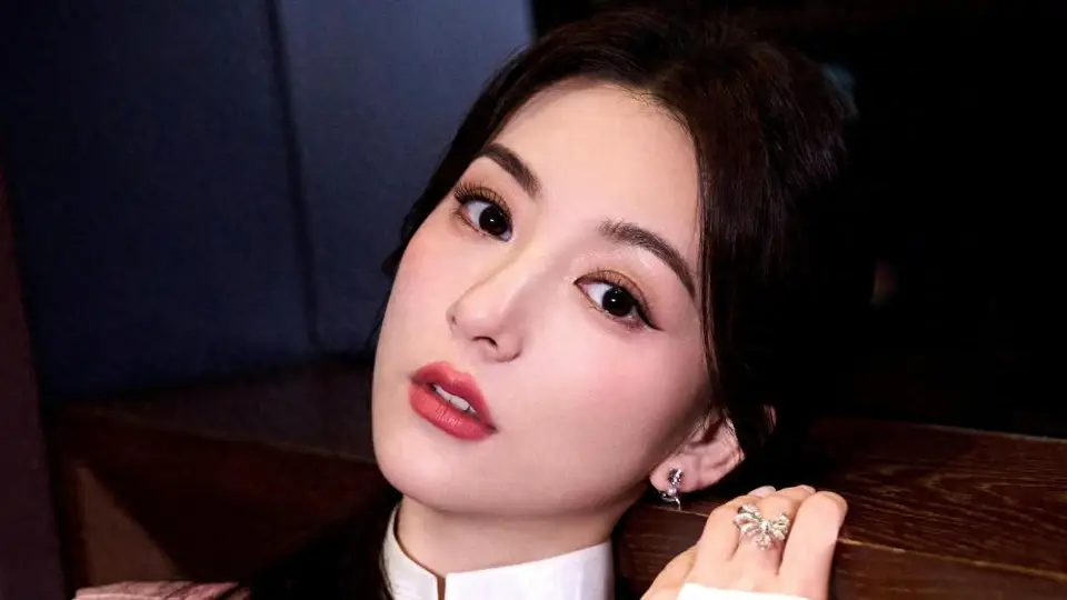方媛带俩女儿香港逛街！身材娇小 穿高奢却又土又村，菲佣全程陪同