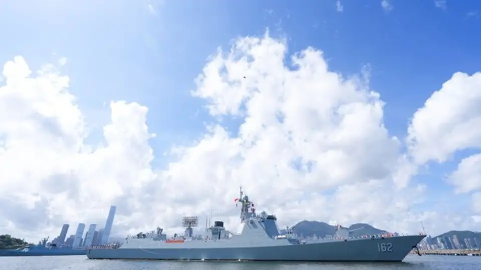 海军舰艇编队在香港举行甲板招待会