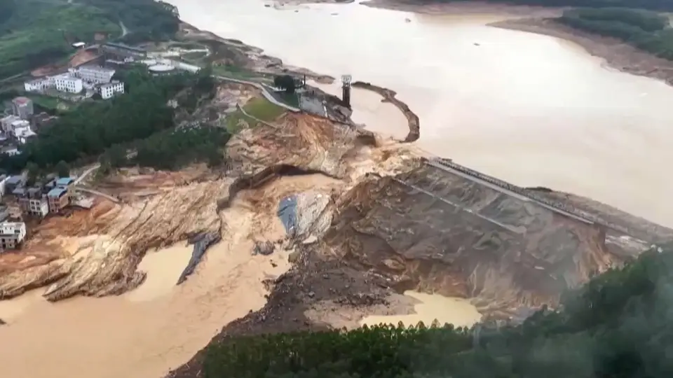 第1现场｜六蓝水库缺口止水，洪水渐退，民众清淤重建家园