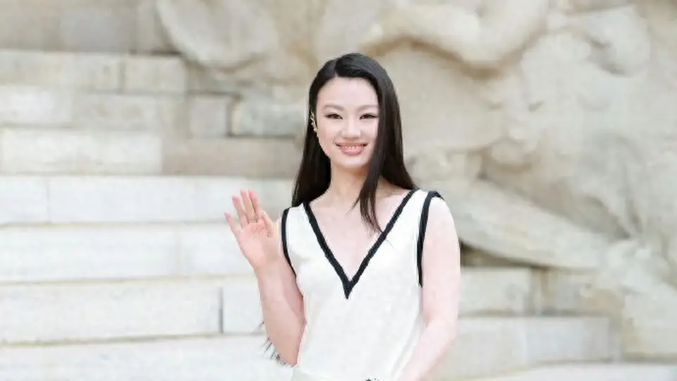 单依纯巴黎高定秀场:黑白极简长裙诠释香奈儿优雅美学