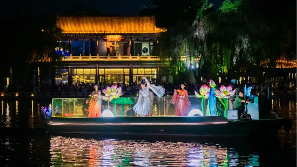 济南天下第一泉风景区夜游新玩法:画舫演艺再现古典诗意