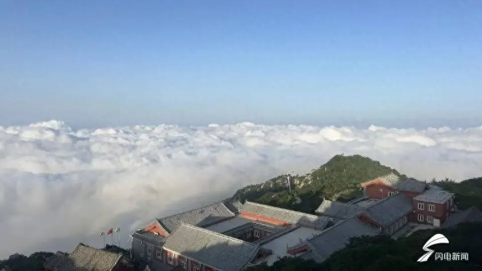 泰山云海：极顶之上的仙境画卷