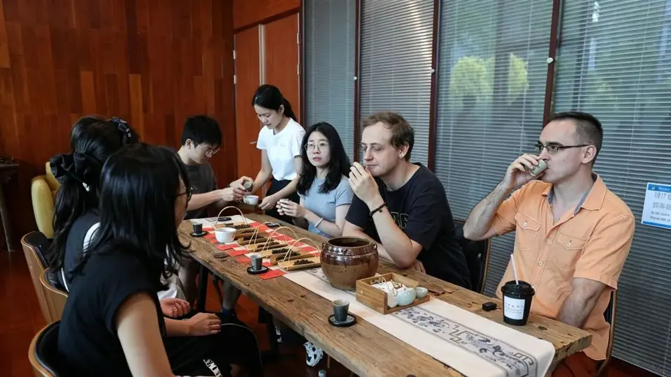 中外青年齐聚宝安西湾里茶社 品中国茶体验东方美学 借AI智能眼镜零障碍交流