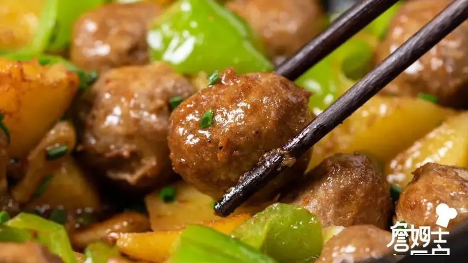 下班不想开火炖炒？跟着做潮汕牛肉丸土豆煲，多食材一锅搞定，轻松凑出满足晚餐