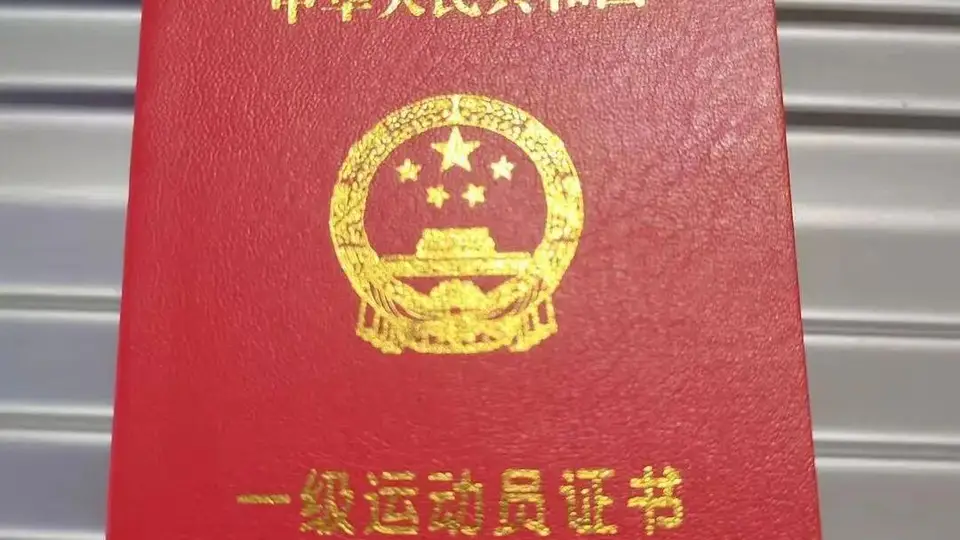 一级运动员兼职景区NPC手腕被游客掰断，本人发声：游客失联，签约公司和景区未作任何赔偿