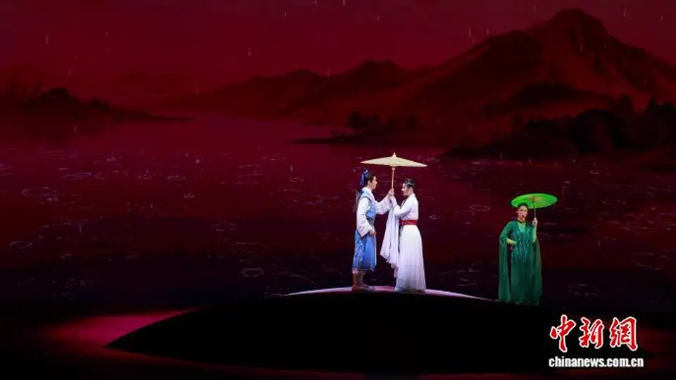 杂技剧《西湖传说·白蛇》南宁上演：蹬伞柔术重述断桥传说