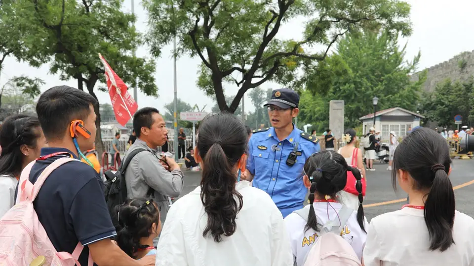 东城城管提醒游客:线上拼团须警惕“黑导游”
