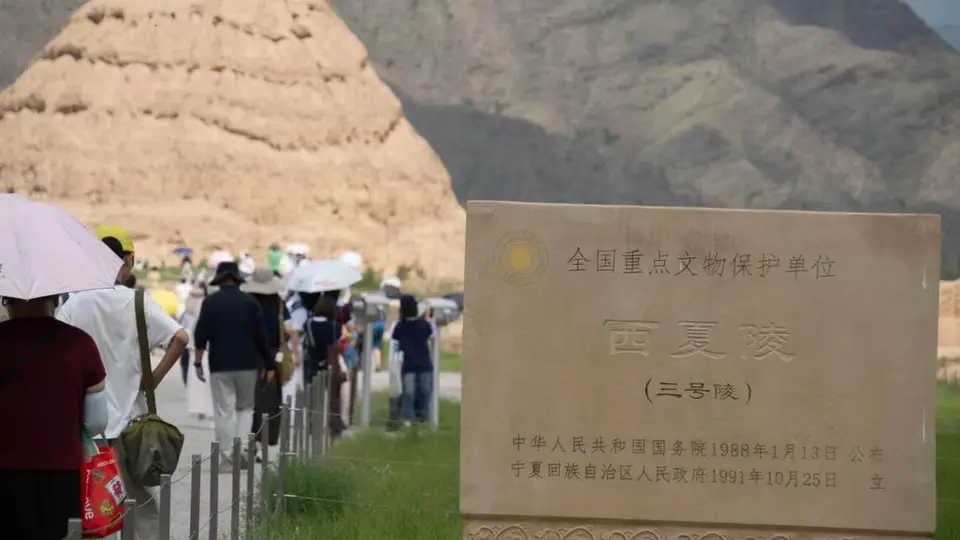 贺兰山下寻古 众多游客探访西夏陵