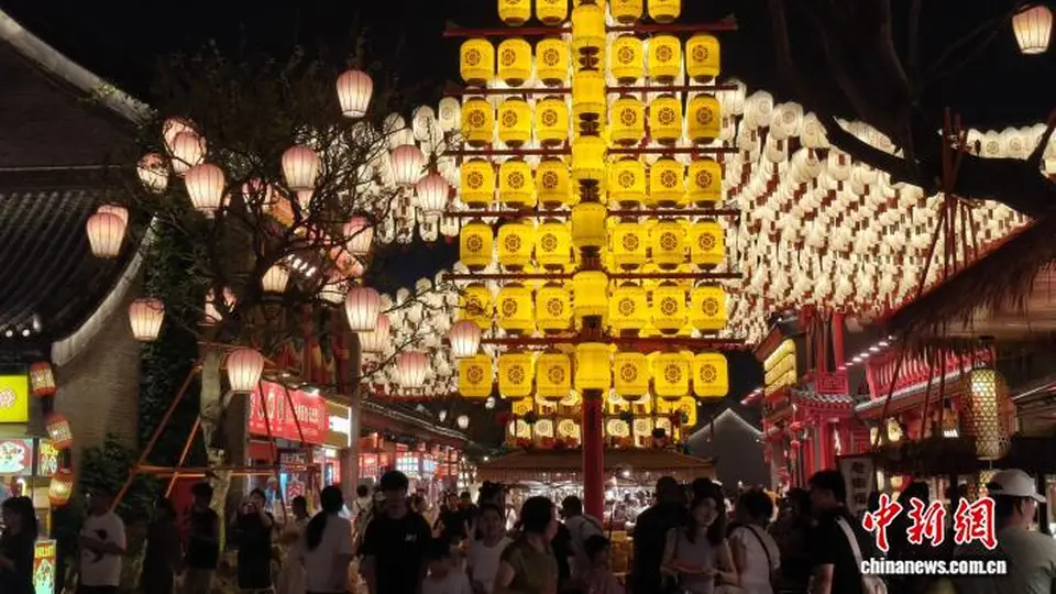京津冀夏日沉浸式夜游出圈 游客穿唐装对诗拿古风银票尽兴体验