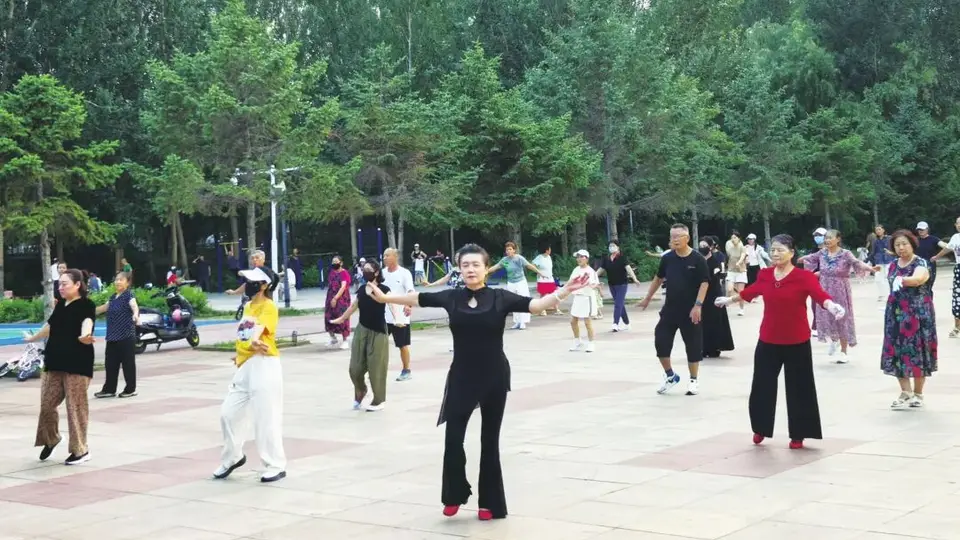 多元场域解锁夏夜晚风 市民在松花江畔夜市共度鲜活时光