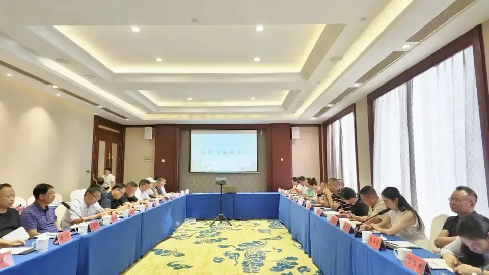 张家界桂林文旅代表团赴邵考察 嘉宾围观湘超联赛还参与崀山嗨水撒欢音浪季