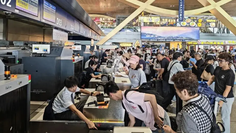 暑运首月昆明机场客流攀升 多元活动让旅客出行体验更佳