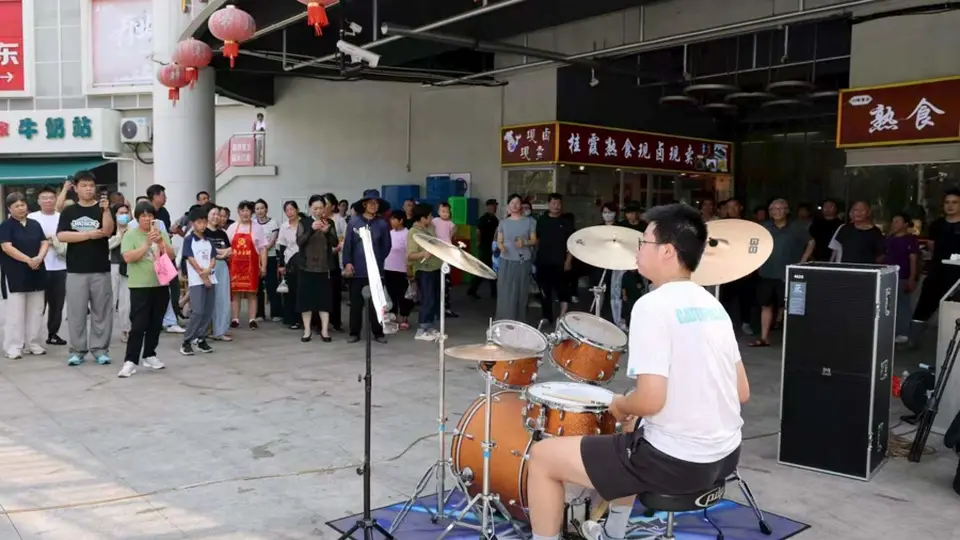 金山朱泾万安里菜场上演烟火音乐会 商户居民搭台观众尽享市集里的夏日乐章