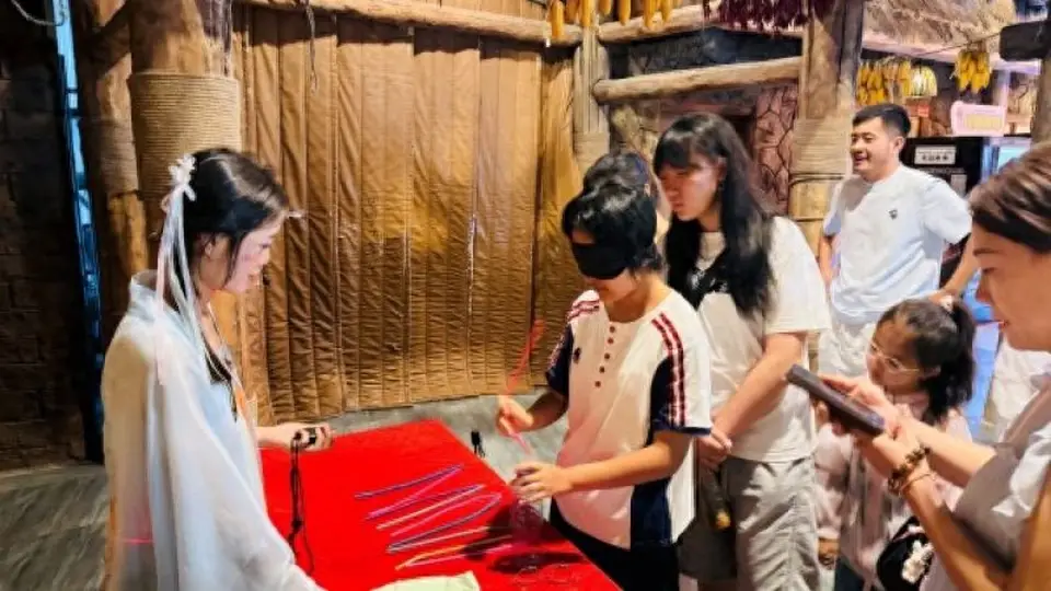 暑期景区花式玩法多 一票多日、NPC互动成新体验 别让同质化消解游客参与感