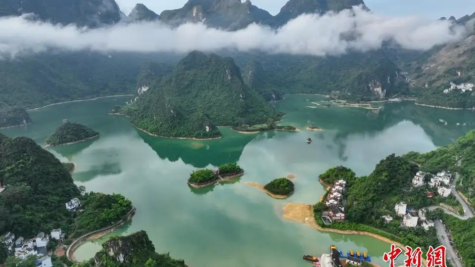 广西凌云浩坤湖成游客热门打卡地 蓝天碧水引八方来客赏景留影