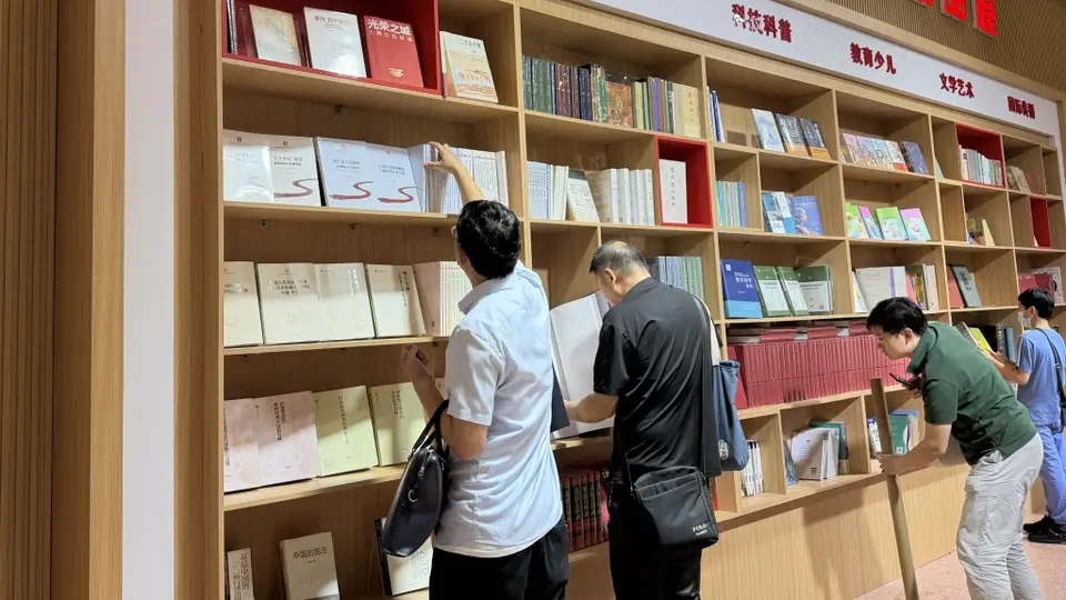 读懂中国发展脉络，“五大文库”等主题出版集中亮相上海书展