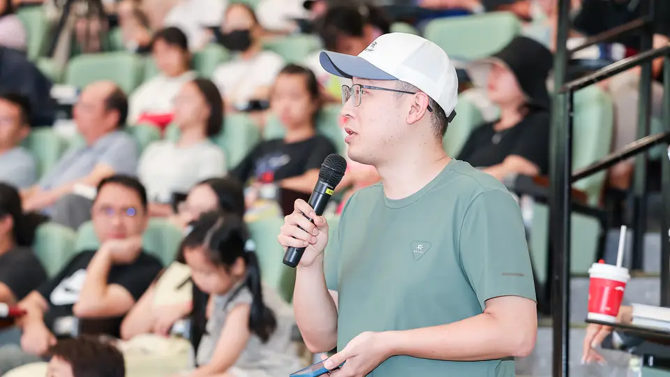 茉莉花开・北岸读城 | 300名读者赴约图书馆,近万人在线围观!茅盾文学奖得主徐则臣来江北聊了啥?