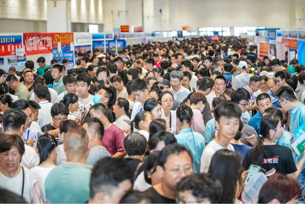 济南中考出分当日相约山东国际会展中心 现场查分问校长 全场暖心延时服务