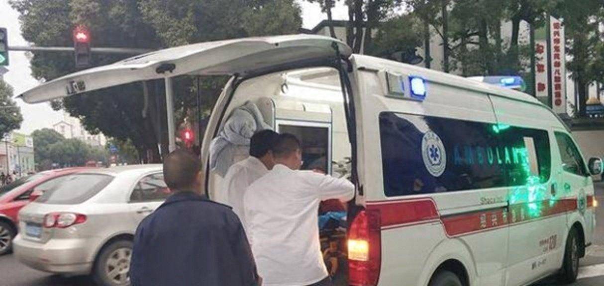 山东夫妻九寨沟度蜜月，妻子脑出血被当晕车，司机冒死绕路狂奔