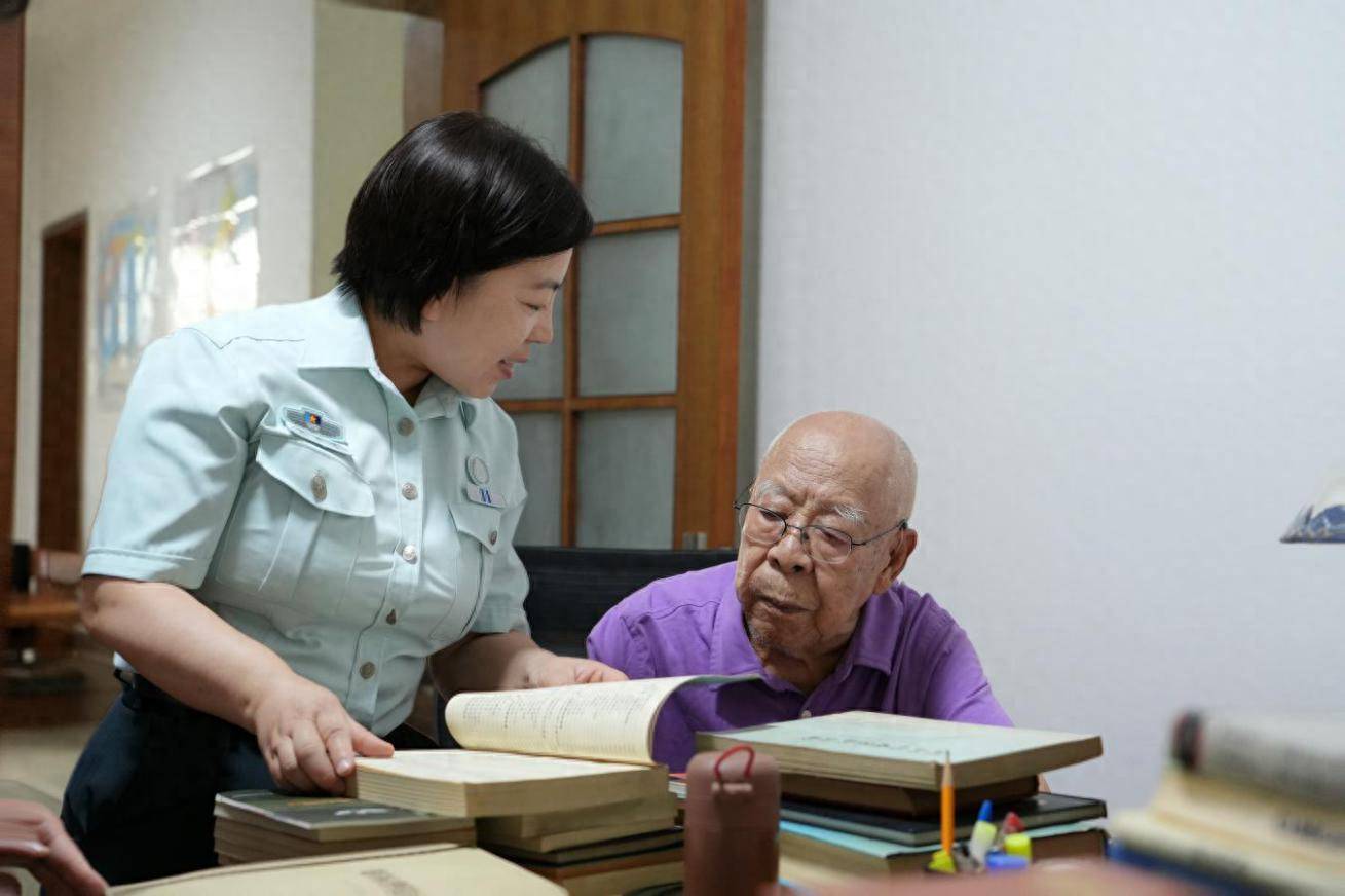 96岁抗战老兵刘世钺捐赠123本眼科书籍培育青年医者