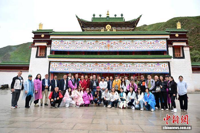 外籍摄影师看甘南：不止古寺禅韵，更有人间鲜活