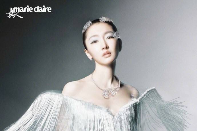 周冬雨嘉人羽翼大片封神！指尖羽毛美甲太绝，温柔又高级