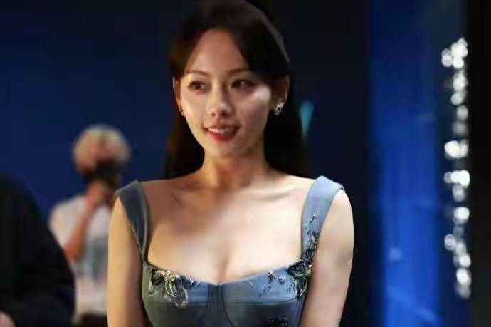 40岁张嘉倪离婚后首次晒美照，一改往日端正典雅，展现极致性感