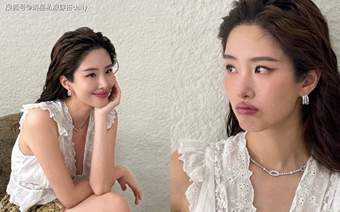杨采钰当妈后“穿衣更放得开”！荷叶边短上衣搭碎花裙，慵懒时尚