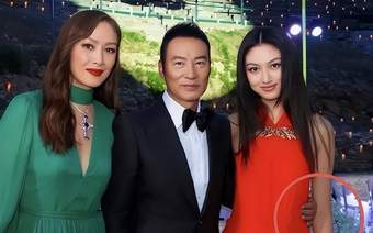 71岁任达华香港素颜逛街像50+，闺女太火辣，胸大腿长有明星范