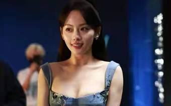 40岁张嘉倪离婚后首次晒美照,一改往日端正典雅,展现极致性感