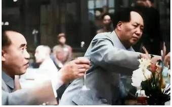 毛主席站起身敬酒的照片难得一见！而这幅题碑同样罕见，多碑骨