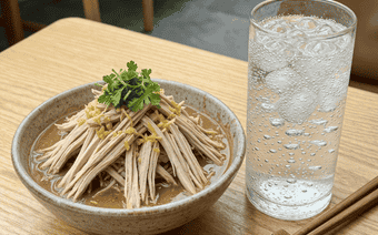 开胃冷面大赏：麻酱鸡丝冷面配冰镇气泡水，爽滑一夏