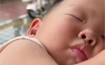 宝宝躺在妈妈怀里睡得正香 妈妈一句挖掘机宝宝秒醒