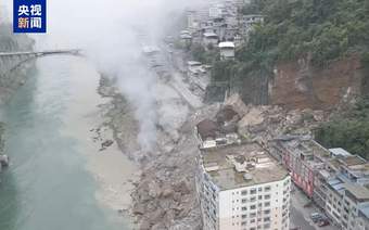 重庆彭水乌江边突发山体滑坡，有民房受损人员被埋，医院已接到伤者，救援正在进行中