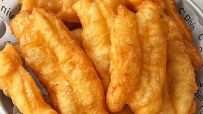 金黄酥脆，咬一口“咔嚓”响，这油条比买的还香！