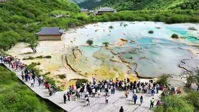 四川九寨沟一男子被挤入钙化池，围栏要不要设？